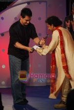 Aamir Khan at IBN7 Super Idols to honor achievers with disability in Taj Land_s End on 19th Jan 2010 (9).JPG